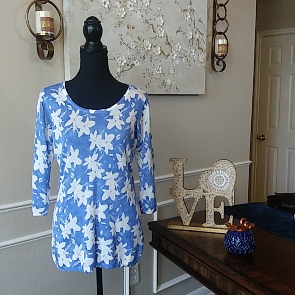 Blue and White Floral 3/4 Sleeves Sweater Top by Emily Daniels. Size PM - Picture 3 of 15
